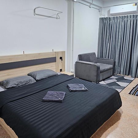 Urban Jungle Hostel Bangkok Bagian luar foto