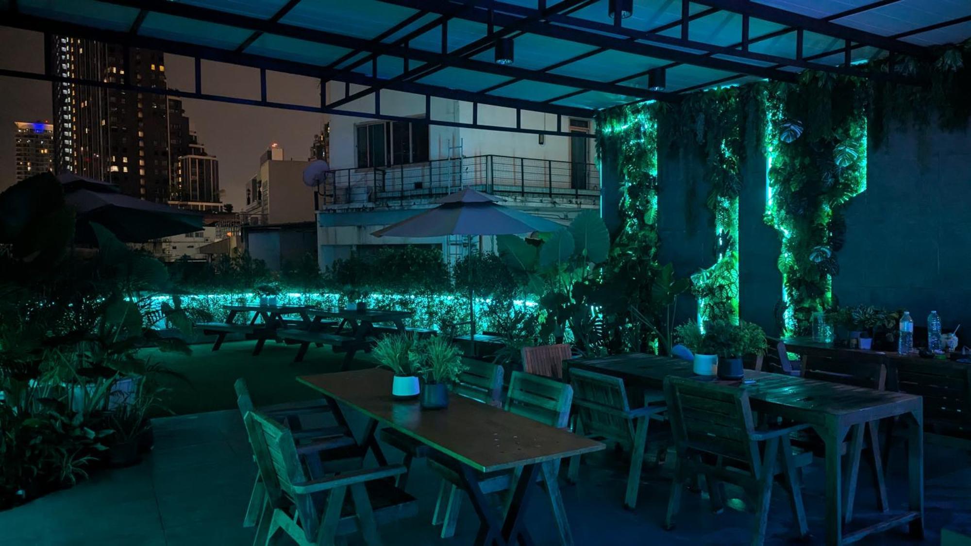 Urban Jungle Hostel Bangkok Bagian luar foto