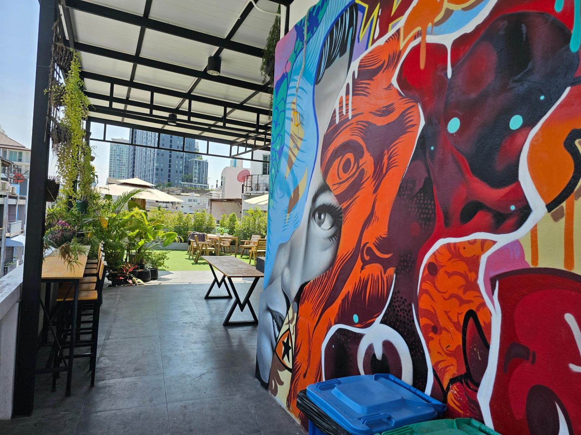 Urban Jungle Hostel Bangkok Bagian luar foto