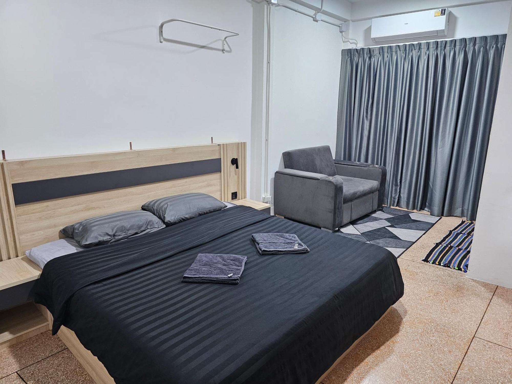 Urban Jungle Hostel Bangkok Bagian luar foto